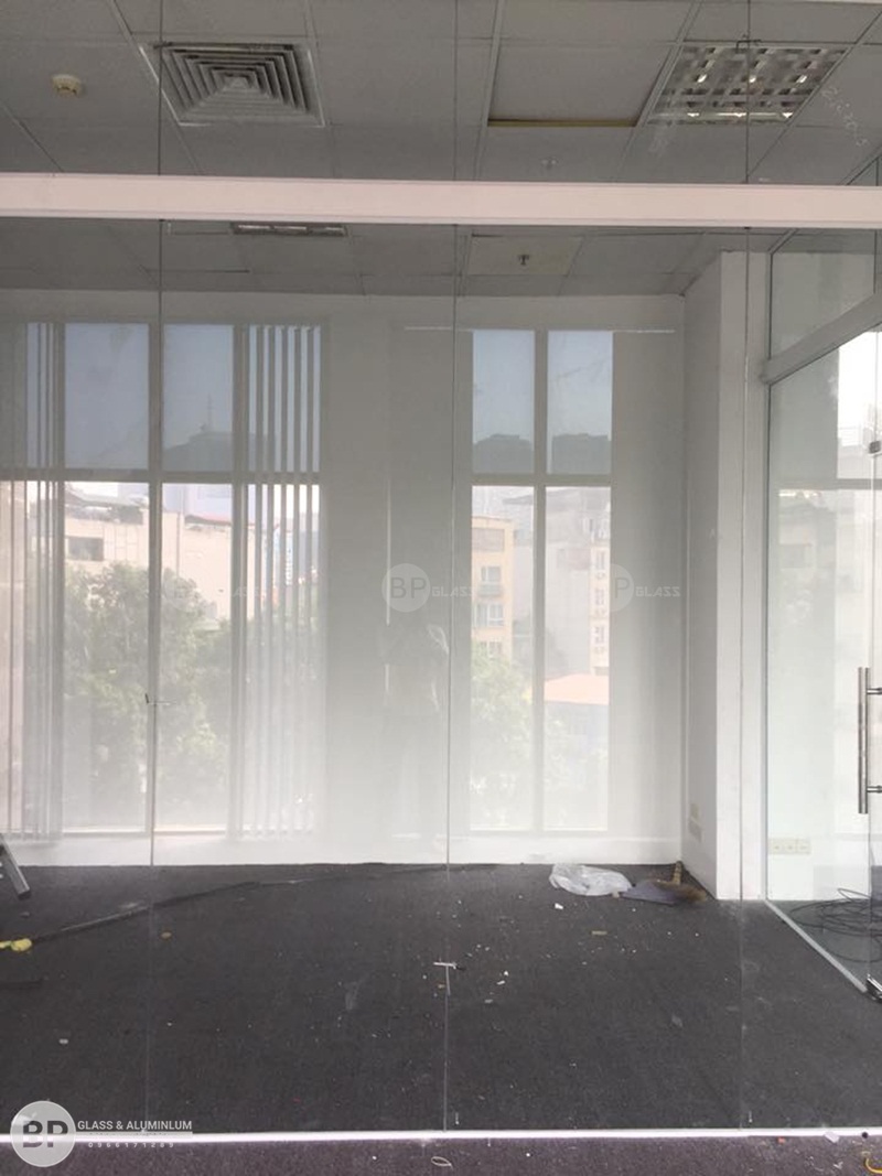 Thi công vách ngăn kính văn phòng tại Trung Yên Plazza